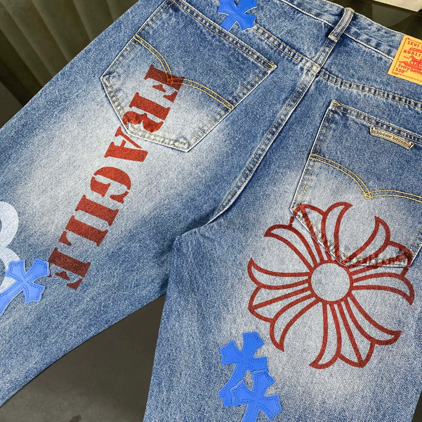 🅿️280 Chrome Hearts Chrome Hearts 24SS cross Sanskrit limited edition graffiti printed leather jeans. 💙Among Chrome Hearts’ many trousers, its color is unique and attracts people at first glance. It is made of beaded canvas fabric and has been washed with heavy water. The upper body is very textured, crisp and stylish, and will not collapse at all. The three-dimensional cut of the pants has a first-class effect in modifying the shape of the legs. It can be easily controlled by any figure, and you can instantly become a street trendy person when you put it on.  🔩Customized hardware, full of texture, every detail is done to the extreme. The thick beaded canvas fabric becomes soft and skin-friendly after washing, and has excellent breathability, making it comfortable to wear all day long. Customized small leather label, unique design, simple yet elegant, exquisite workmanship, neat wiring, every detail demonstrates quality and style.  These pants are gender-neutral and can be worn by both men and women, easily creating a sense of fashion. Pair them with a T-shirt or sweatshirt and you can easily go out and hit the streets. 🔵Classic blue, always a fashion favorite, suitable for any style of wear.  Size from 28 to 34 (corresponding to S-XL)
